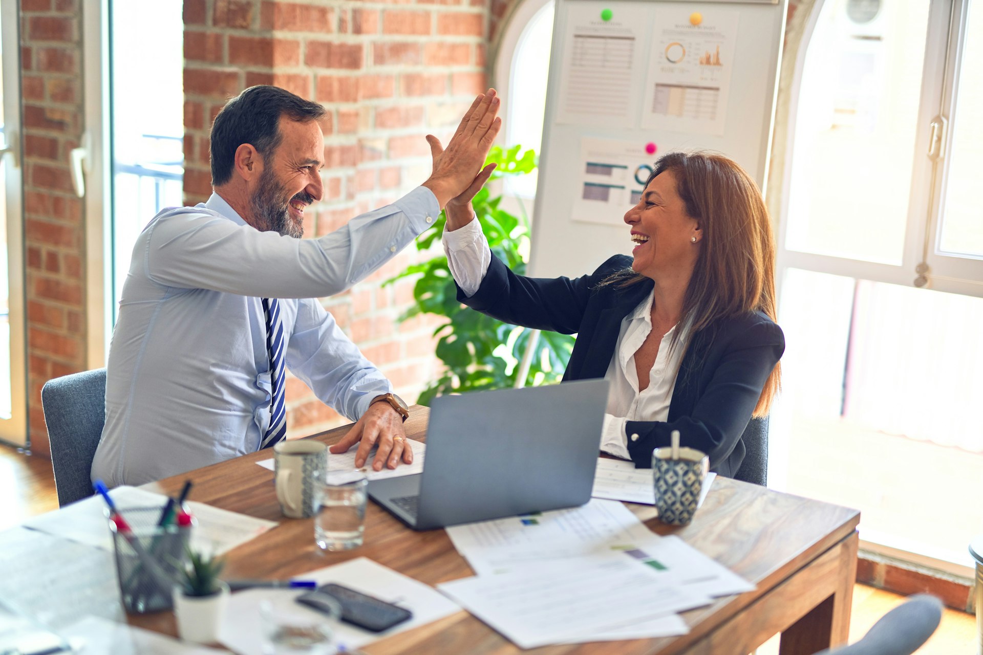 Riunione fra due professionisti in ufficio